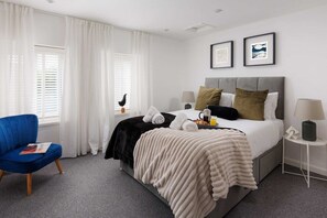 4 bedrooms, iron/ironing board, Internet, bed sheets