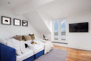 4 bedrooms, iron/ironing board, Internet, bed sheets - Stunning Penthouse Sea view Apmt - Free Parking (Stoke)