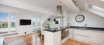 Stunning Penthouse Sea view Apmt - Free Parking