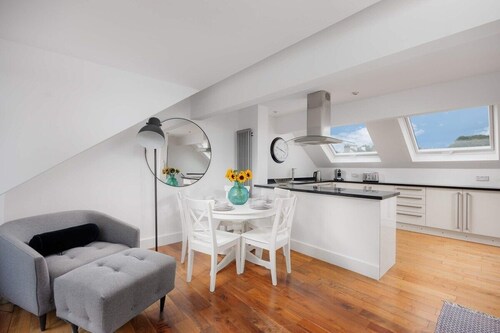 Stunning Penthouse Sea view Apmt - Free Parking