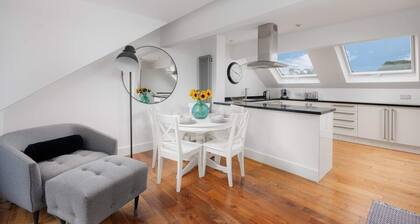 Stunning Penthouse Sea view Apmt - Free Parking