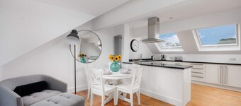 Stunning Penthouse Sea view Apmt - Free Parking