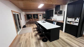 Microonde, forno, piano cottura, lavastoviglie