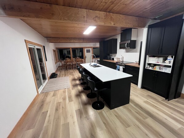 Microondas, horno, parrilla de estufa y lavavajillas 