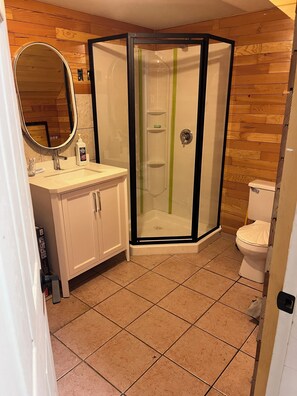 Suihku, hiustenkuivaaja, pyyhkeet, saippua