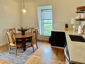 雪櫃、微波爐、焗爐、爐具