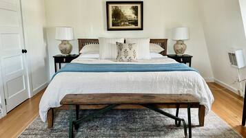 2 makuuhuonetta, työpöytä, silitysrauta/-lauta, ilmainen Wi-Fi