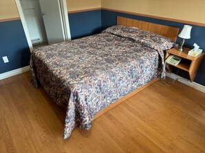 Comfort Room | Desk, free WiFi