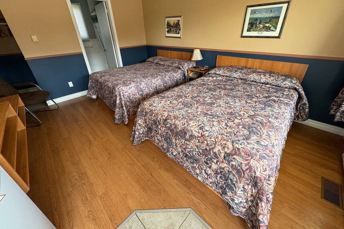 Comfort Room | Desk, free WiFi