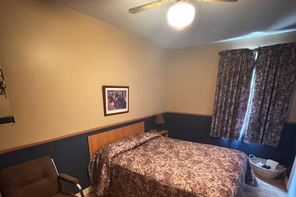 Comfort Room | Desk, free WiFi