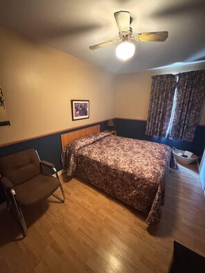 Comfort Room | Desk, free WiFi