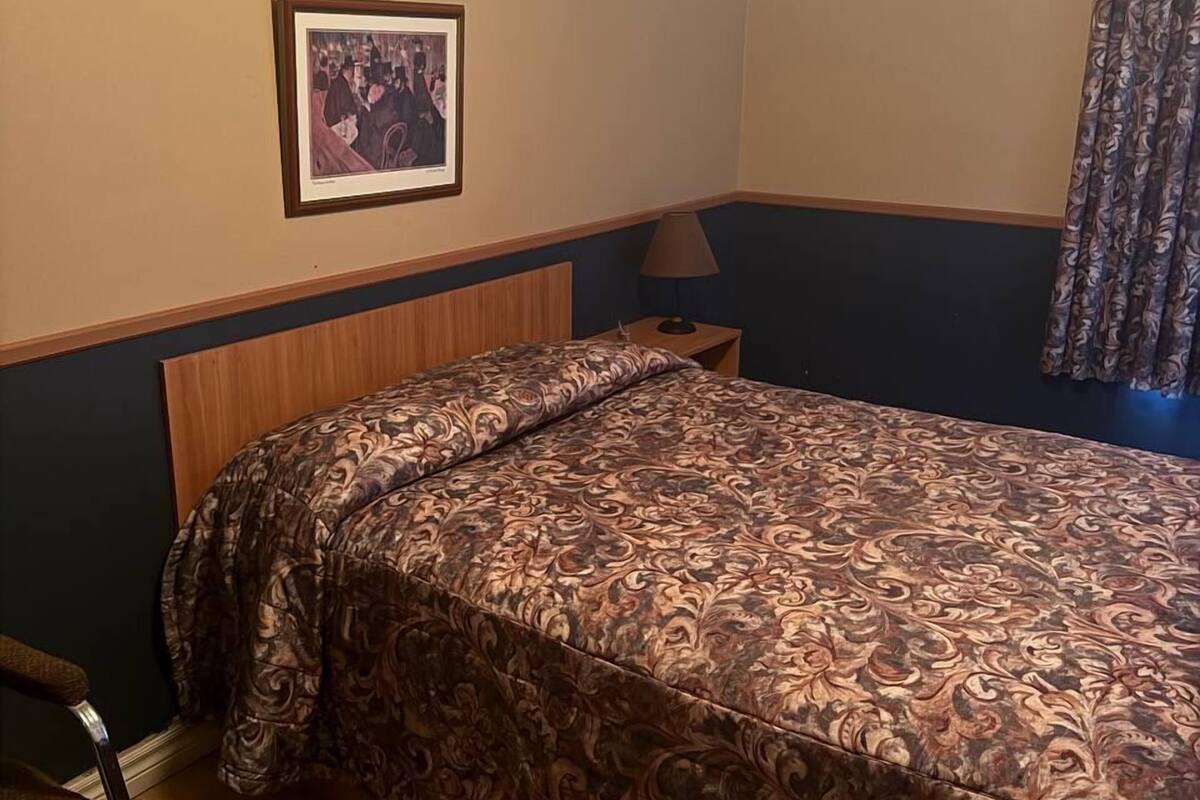 Comfort Room | Desk, free WiFi