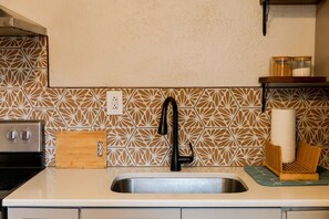 Refrigerador, horno, placa de cocina, cafetera/tetera