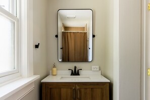 Towels - The Church Street Suite - Downtown, Cozy, Parking (Lancaster)