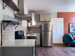Refrigerador, horno, parrilla de estufa y cafetera y tetera 