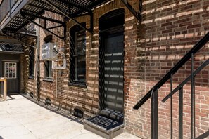 Exterior - The Church Street Suite - Downtown, Cozy, Parking (Lancaster)