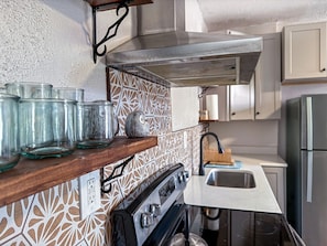 Fridge, oven, stovetop, coffee/tea maker