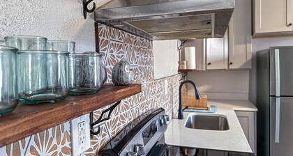 The Church Street Suite - Downtown, Cozy, Parking