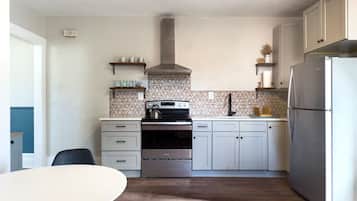 Fridge, oven, stovetop, coffee/tea maker