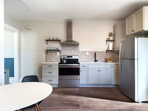 Fridge, oven, stovetop, coffee/tea maker
