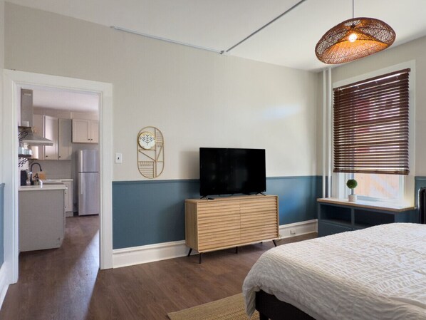 Travel cot, WiFi, bed sheets