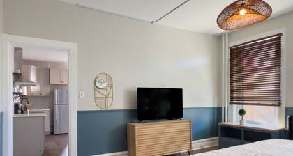 The Church Street Suite - Downtown, Cozy, Parking