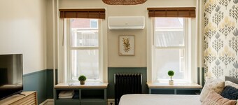 The Church Street Suite - Downtown, Cozy, Parking