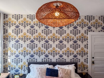 The Church Street Suite - Downtown, Cozy, Parking