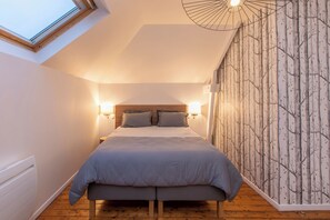 2 bedrooms, iron/ironing board, Internet, bed sheets