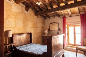 7 bedrooms, iron/ironing board, bed sheets