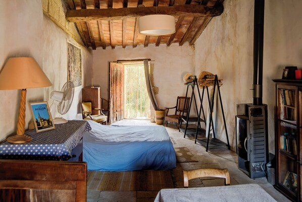 7 bedrooms, iron/ironing board, bed sheets - Village house in its original state (under the bell tower) (Meynes)