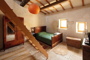 7 bedrooms, iron/ironing board, bed sheets - Village house in its original state (under the bell tower) (Meynes)