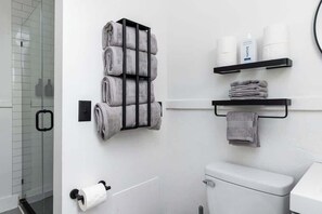 Douche, séchoir à cheveux, serviettes fournies, shampooing