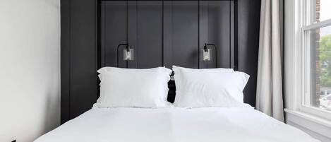 1 habitación, escritorio, tabla de planchar con plancha y cuna de viaje