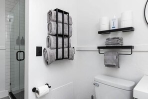 Shower, hair dryer, bidet, towels