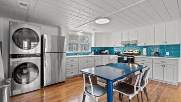 Apartamento, 3 quartos, para não fumantes, aceita animais de estimação | Cozinha privada | Geladeira grande, micro-ondas, fogão, cooktop