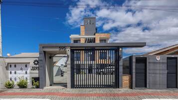 เบสิกอพาร์ทเมนท์ | บริเวณภายนอก