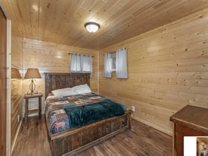 2 bedrooms, WiFi, bed sheets - Hillside Resort Cabin #5 (Phelps)
