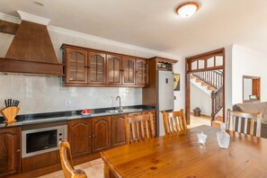 Interior - Vacation Home 'La Casita Villalba' with Sea View, Private Terrace and Wi-Fi (Haría)