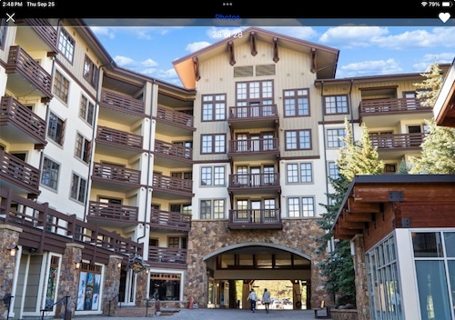 Luxury 2BR/2BA - Granite Kitchen, King Bed, Hot Tubs - Copper Mtn Center Village