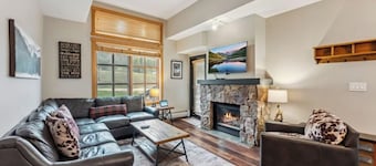 Luxury 2BR/2BA - Granite Kitchen, King Bed, Hot Tubs - Copper Mtn Center Village