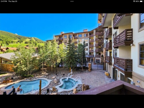 Luxury 2BR/2BA - Granite Kitchen, King Bed, Hot Tubs - Copper Mtn Center Village