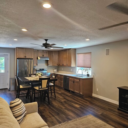 Upstairs 3-bedroom mother inlaw apartment in wonderful Centerville with AC