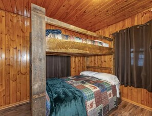 2 bedrooms, WiFi, bed sheets - Hillside Resort Cabin #8 (Phelps)