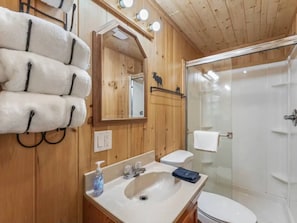 Handtücher, Shampoo, Toilettenpapier
