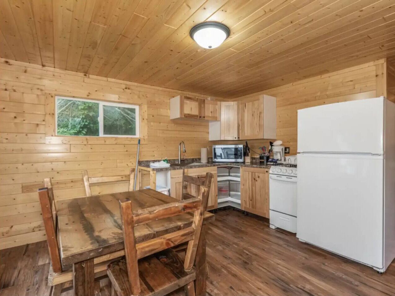 ثلاجة، فرن، موقد طهي مسطح، ماكينة لصنع القهوة/الشاي