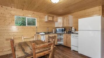 Fridge, oven, stovetop, coffee/tea maker