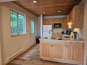 Een koelkast, een magnetron, een oven, een kookplaat