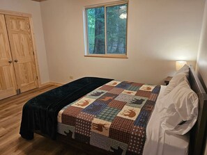1 bedroom, WiFi, bed sheets - Hillside Resort Cabin #11 (Phelps)