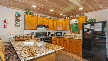 ثلاجة، ميكروويف، فرن، موقد طهي مسطح